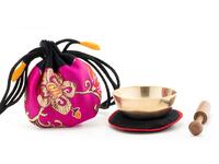 Mini-Klangschale mit zartem Klang für feines Hören - die Geschenk Idee für kleine und große Klangschalen Fans! Verpackt ist die gegossene Schale in einem handgenähten Beutel aus traditionellem nepalesischen Stoff in farbenfrohem Pink. Inklusive Zubeh