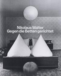 Gegen die Betten gerichtet