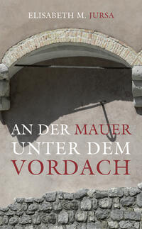 An der Mauer unter dem Vordach